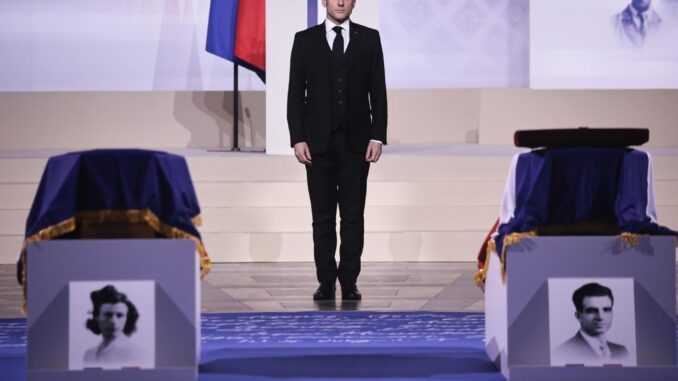 El presidente francés, Emmanuel Macron, se encuentra frente al ataúd con bandera del luchador de resistencia armenio Missak Manouchian y su esposa Melinee en el homenaje en el Panteón de París, Francia, el 21 de febrero de 2024. EFE/EPA/Christophe Petit Tesson/Pool
