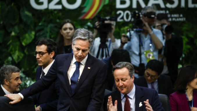 El secretario de Estado de Estados Unidos, Antony Blinken (c-i), y David Cameron, ministro de Asuntos Exteriores del Reino Unido, participan este miércoles en la inauguración de la reunión de ministros de Exteriores del G20 en Río de Janeiro (Brasil). EFE/ Antonio Lacerda
