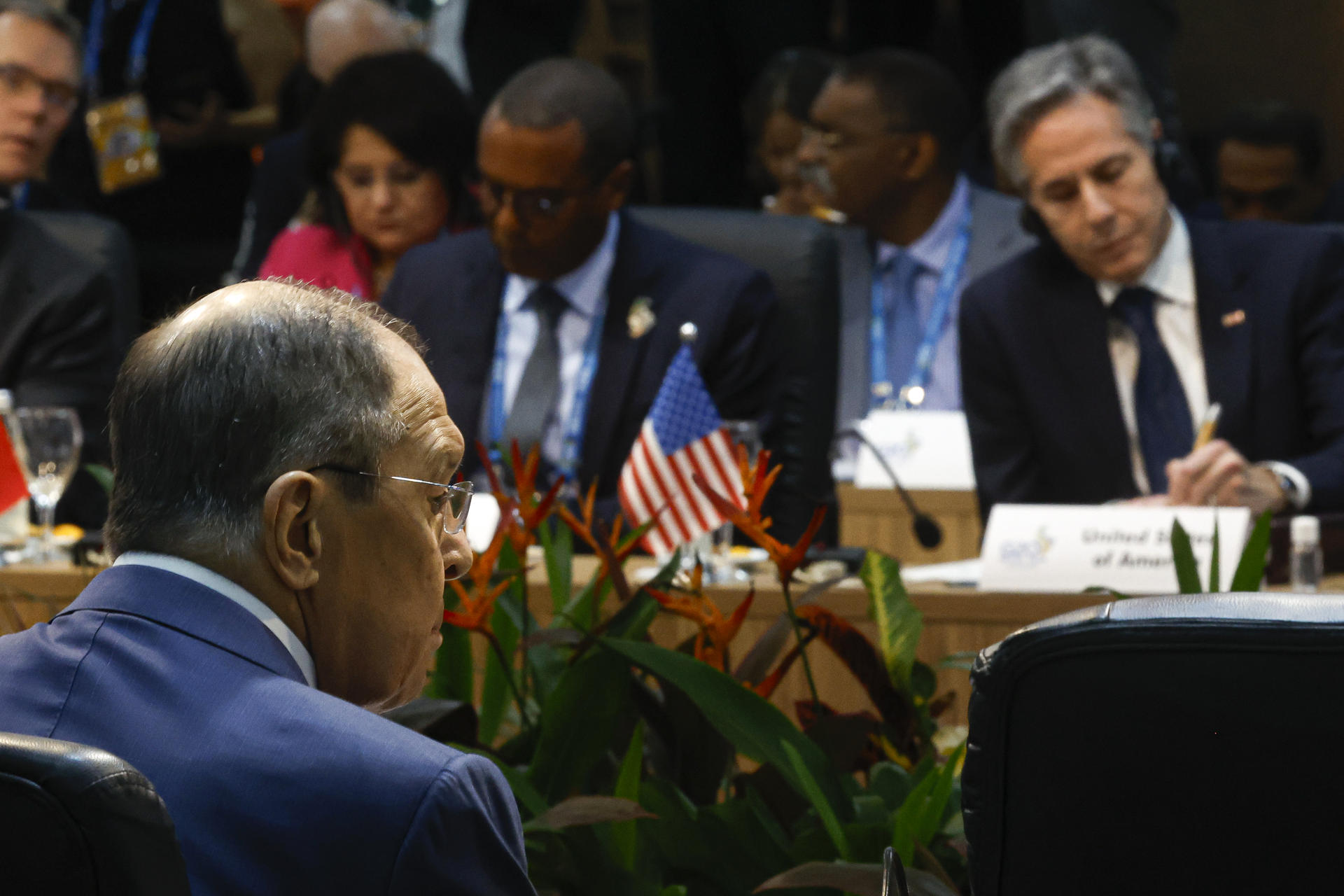 El ministro ruso de Exteriores, Serguéi Lavrov (i), y el secretario de Estado de Estados Unidos, Antony Blinken (d), participan este miércoles en la inauguración de la reunión de ministros de Exteriores del G20 en Río de Janeiro (Brasil). EFE/ Antonio Lacerda
