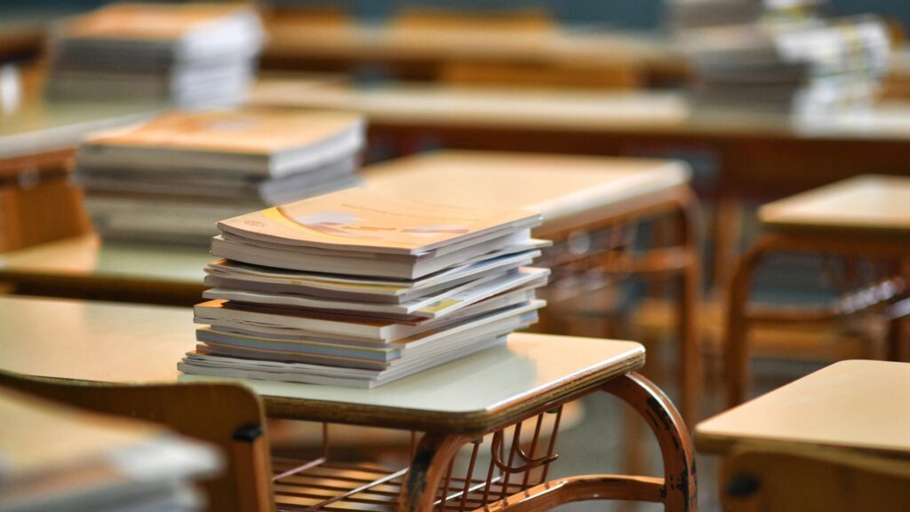 Los sindicatos docentes, las familias y los directores de institutos cuestionan la modificación del programa de educación bilingüe de la Comunidad de Madrid promovida por el consejero del ramo, Emilio Viciana, por considerar que no ha habido una evaluación del modelo y tampoco ha habido diálogo con el sector. Archivo. EFE/EPA/VASILIS PSOMAS