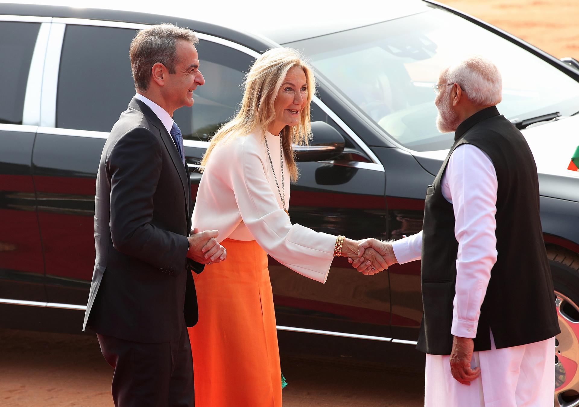 El primer Ministro indio Narendra Modi (derecha) da la bienvenida al primer Ministro griego Kyriakos Mitsotakis (izquierda) y a su esposa Mareva Grabowski-Mitsotakis durante una recepción ceremonial en la Casa Presidencial de Nueva Delhi, India , 21 de febrero de 2024. El primer ministro griego se encuentra en una visita de Estado de dos días a la India para reunirse con los principales dirigentes, centrándose en los vínculos económicos y políticos. (Grecia, Nueva Delhi) EFE/EPA/Harish Tyagi
