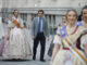 El alcalde de Madrid, Jose Luis Martínez Almeida (c), recibe a la alcaldesa de Valencia, María José Catalá (i), junto a las falleras mayores de Valencia, acompañadas por sus cortes de honor este domingo en el Palacio de Cibeles de Madrid, antes de la Mascletá que tendrá lugar en el Puente del Rey, en la zona de Madrid Río. EFE/David Fernández