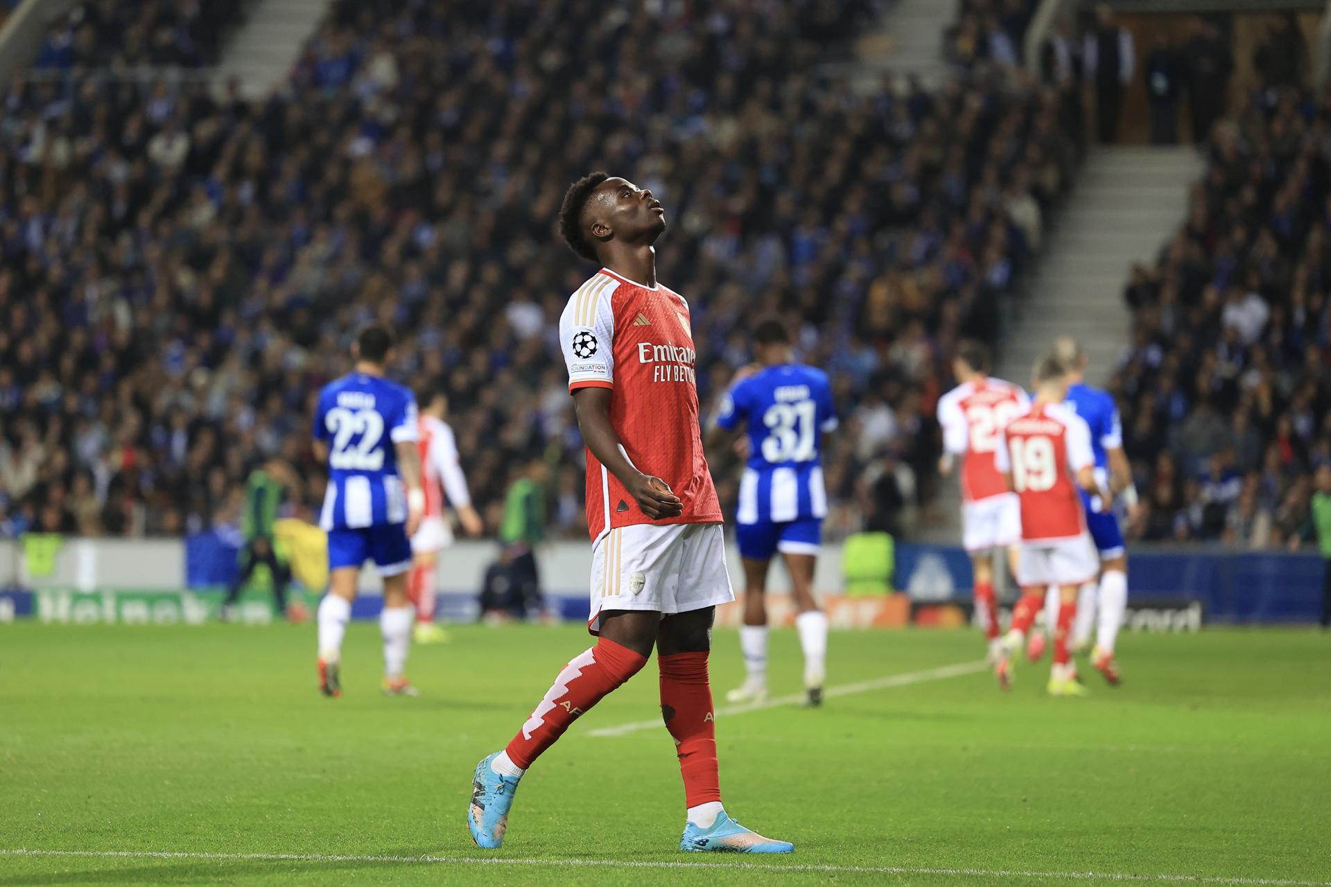 El jugador del Arsenal Bukayo Saka se lamenta durante el partido de la UEFA Champions League que ha jugado FC Porto y Arsenal FC, e Do Dragao, Oporto, Portugal. EFE/EPA/ESTELA SILVA
