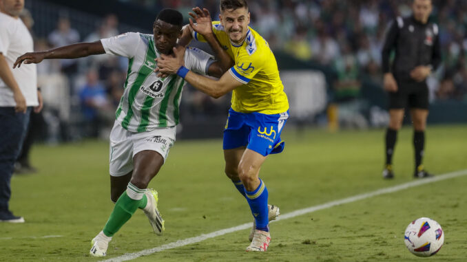 El brasileño del Real Betis Luiz Henrique (i) disputa una posesión ante Javier Hernández (d) en una imagen de archivo de esta temporada. EFE/ José Manuel Vidal
