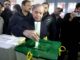 Shehbaz Sharif (C), ex primer ministro y presidente de la Liga Musulmana de Pakistán (PML-N), deposita su voto en un colegio electoral durante las elecciones generales en Lahore, Pakistán, el 8 de febrero de 2024. EFE/EPA/RAHAT DAR