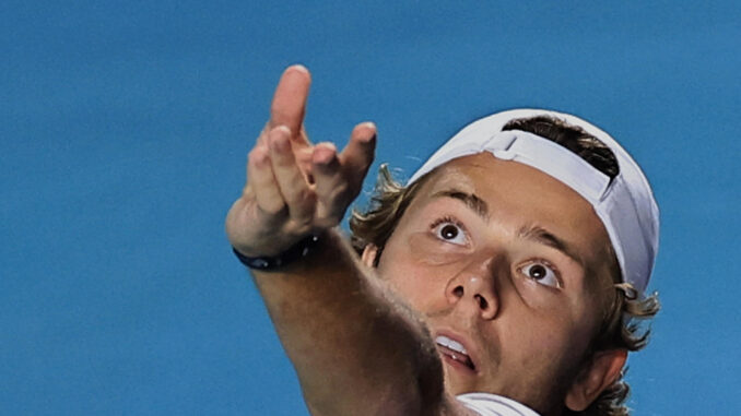 El tenista estadounidense Aleksandar Kovacevic realiza un saque ante el danes Holger Rune durante el tercer día de los juegos de singles, en el Abierto Mexicano de Tenis, en Acapulco estado de Guerrero (México). EFE/David Guzmán
