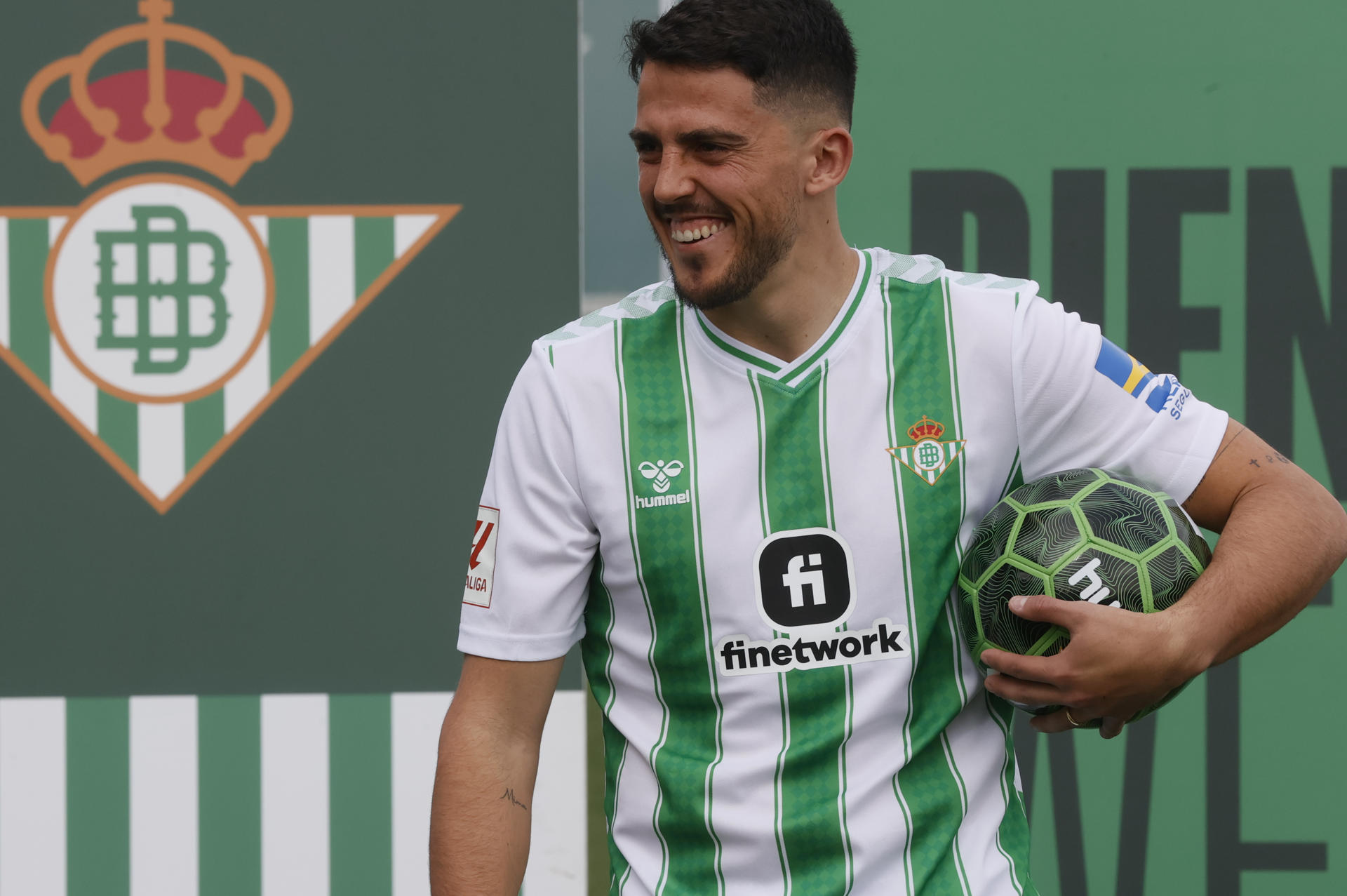 El mediopunta español Pablo Fornals durante su presentación como nuevo jugador del  Real Betis, este miércoles en Sevilla. EFE/José Manuel Vidal
