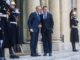 El presidente francés, Emmanuel Macron, (dch) da la bienvenida al primer ministro polaco, Donald Tusk, antes de su reunión en el Palacio del Elíseo en París, Francia, el 12 de febrero de 2024. EFE/EPA/CHRISTOPHE PETIT TESSON