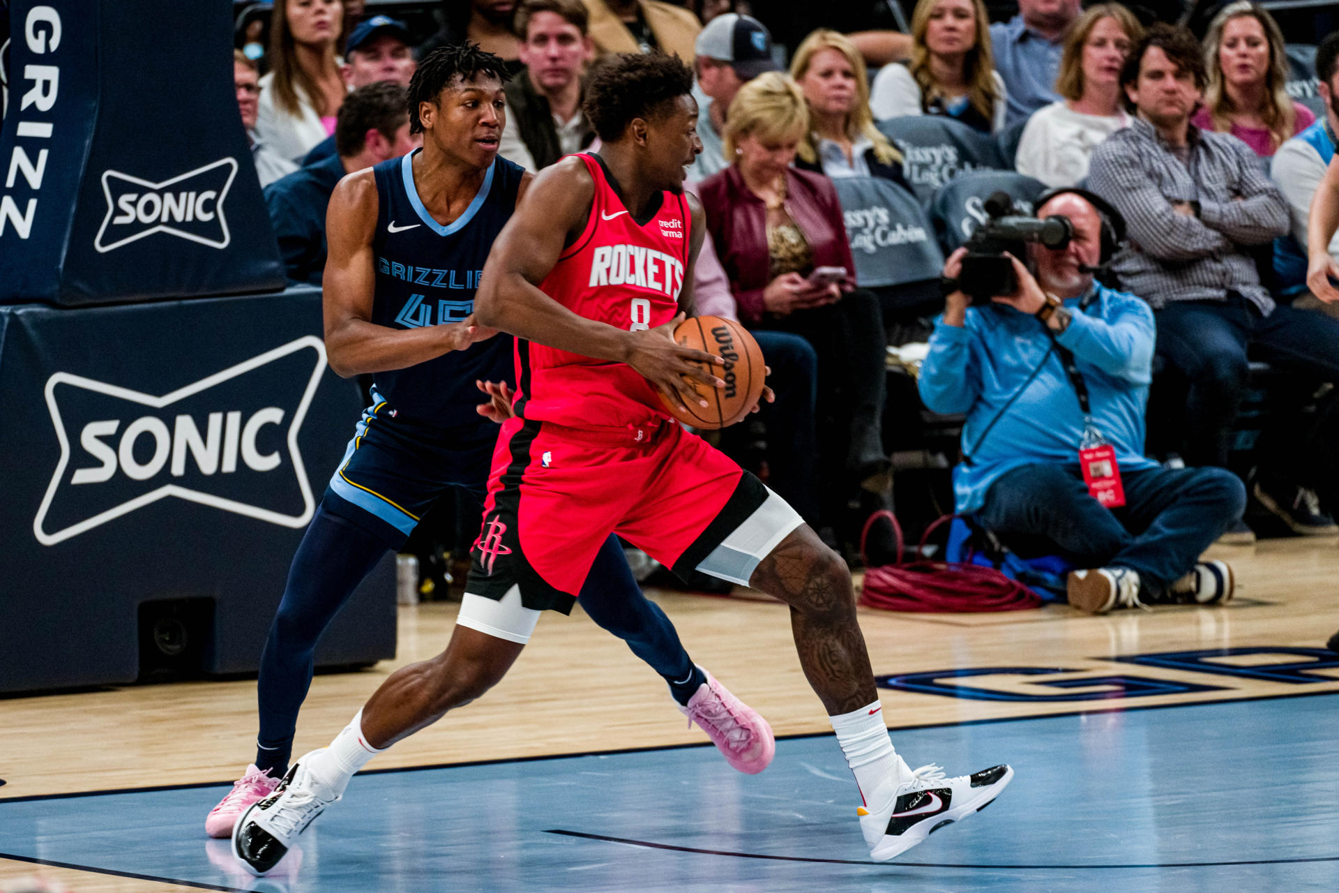 GG Jackson (i) de Grizzlies disputa un balón con Jae'Sean Tate de Rockets este miércoles, durante un partido de la NBA entre Houston Rockets y Memphis Grizzlies en el estadio FedEx Forum en Memphis, Tennessee (EE.UU.). EFE/ Matthew A. Smith
