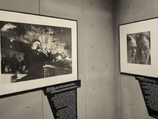 Fotografía de Robert Capa "Leon Trotsky, Copenhague" (i) y de Márton Munkácsi "Frida Kahlo y Diego Rivera" en el museo Espacio de Arte Contemporánea, NEO de Budapest, que recoge la muestra fotográfica "Profundidad/nitidez", de las más valiosas y destacadas fotos del Museo de Fotografía de Hungría. Desde los fotógrafos húngaros más destacados de la historia de la fotografía como Robert Capa, André Kertész, Brassai, László Moholy-Nagy, hasta los contemporáneos como Péter Korniss o Dóra Maurer, la muestra ofrece una imagen compleja no solo de la historia, sino de los cambios de las técnicas y del surgimiento de nuevos estilos, como el fotoperiodismo. EFE/Marcelo Nagy