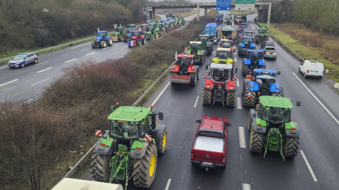 El convoy de agricultores de un sindicato minoritario que intentaba bloquear el mercado mayorista de Rungis, al sur de París, ha abandonado su objetivo y volverá a casa cuando se libere a los 91 detenidos que hubo ayer por una operación de intromisión en esas instalaciones.- EFE/Edgar Sapiña Manchado
