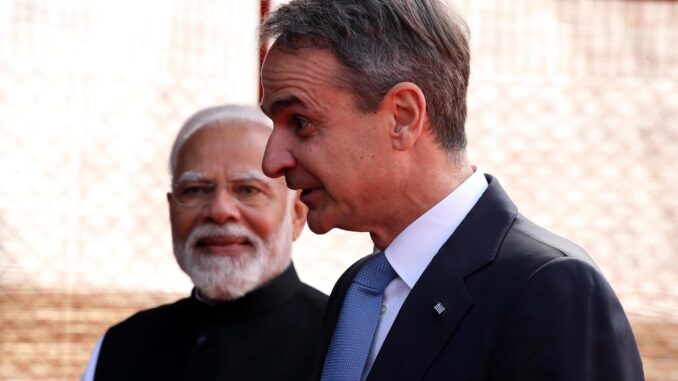 El primer ministro griego, Kyriakos Mitsotakis (derecha), y el primer ministro indio, Narendra Modi, asisten a una recepción ceremonial en la Casa Presidencial de Nueva Delhi, India, el 21 de febrero de 2024. El primer ministro griego se encuentra en una visita de Estado de dos días a la India para reunirse con los principales dirigentes, centrándose en los vínculos económicos y políticos. (Grecia, Nueva Delhi) EFE/EPA/Harish Tyagi
