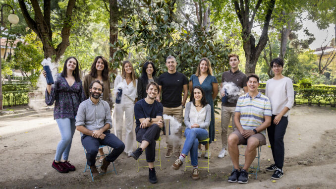 Equipo de investigadores que ha participado en el estudio que ha descubierto cómo las células humanas construyen microtúbulos, un hallazgo esencial para futuros avances en el tratamiento de enfermedades que van desde el cáncer a los trastornos del neurodesarrollo. Fotografía facilitada por el Centro Nacional de Investigaciones Oncológicas (Laura M.Lombardía). EFE
 
. Óscar Llorca está de pie en el centro; Marina Serna es la primera por la derecha. Crédito: Laura M. Lombardía/CNIO.
