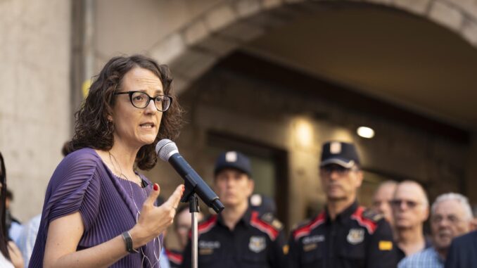 Imagen de archivo de la consellera de Igualdad y Feminismos, Tània Verge en una concentración de repulsa por un asesinato machista. EFE/David Borrat.
