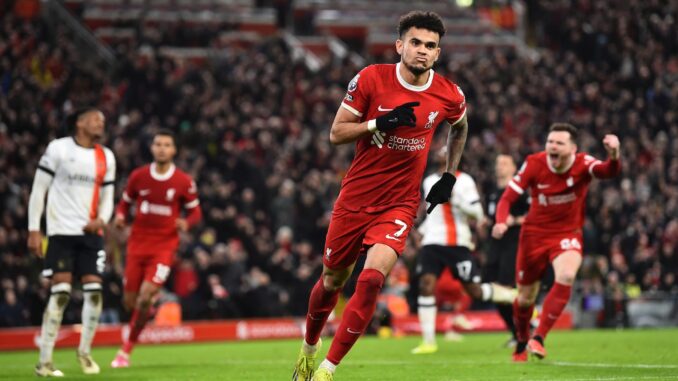 El delantero colombiano del Liverpool Luis Diaz celebra el 3-1 durante el partido de la Premier Premier League que han jugado Liverpool FC y Luton Town FC, en Liverpool, Reino Unido. EFE/EPA/PETER POWELL
