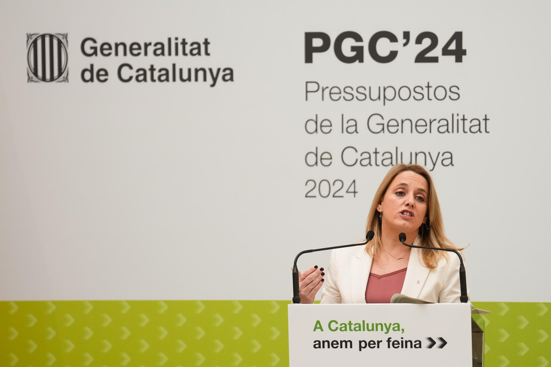 La consellera de Economía de la Generalitat, Natalia Mas, durante el acto de presentación de los Presupuestos para 2024 en el Parlament, un día después de que ERC haya llegado a un acuerdo con el PSC para votarlos en la cámara catalana, aunque no le garantiza la aprobación al necesitar los votos de un tercer grupo. EFE/Enric Fontcuberta
