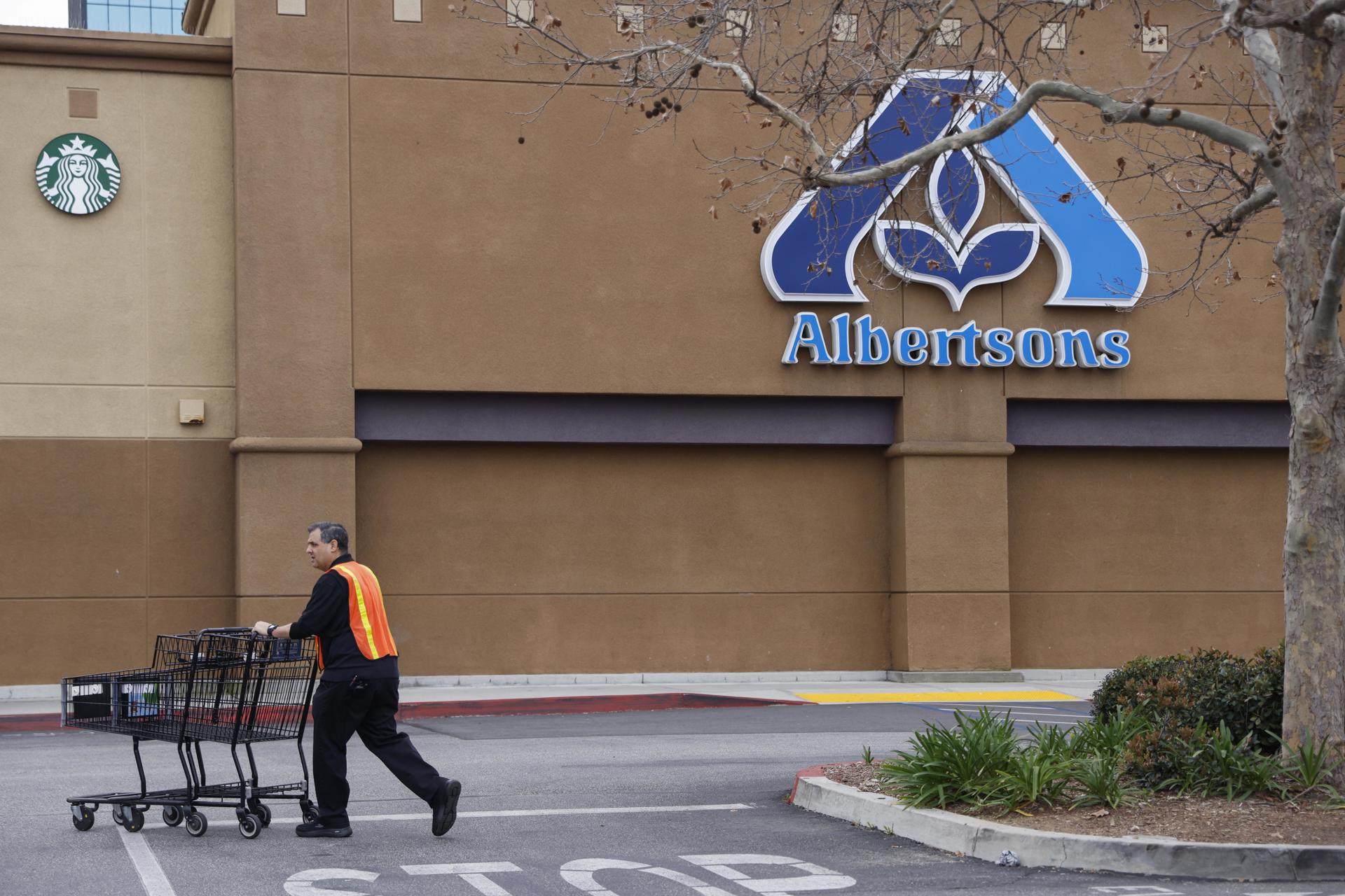 Un trabajador empuja carros afuera de un supermercado de Albertsons, en Alhambra, California (EE.UU.), este 26 de febrero de 2024. EFE/EPA/Caroline Brehman
