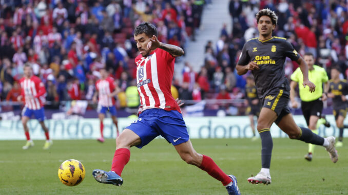 El delantero argentino del Atlético de Madrid Ángel Correa controla el balón ante Las Palmas durante el partido correspondiente a la jornada 25 de LaLiga disputado entre el Atlético de Madrid y Las Palmas, este sábado en el estadio Civitas Metropolitano. EFE/ Daniel González
