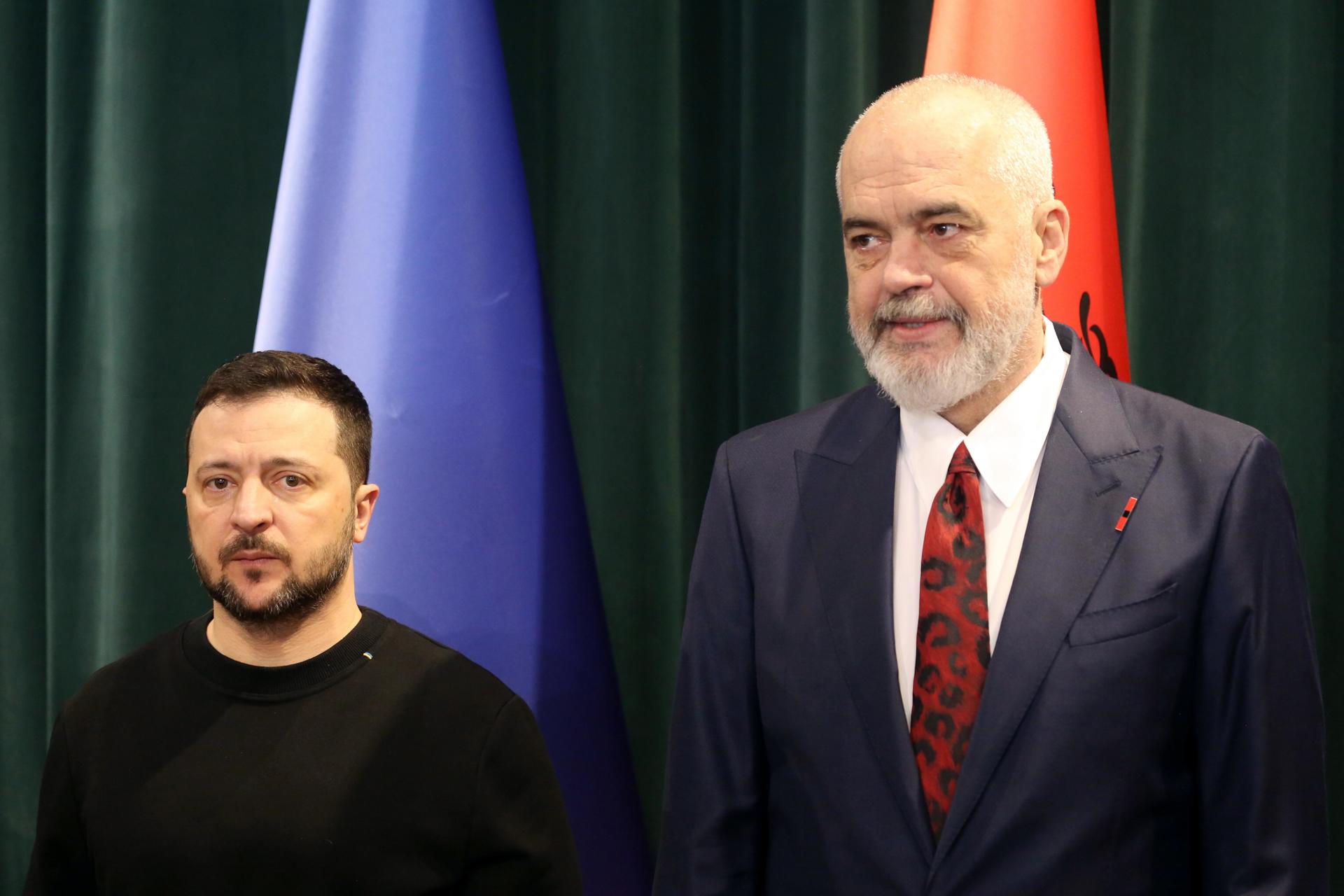 El presidente ucraniano, Volodímir Zelenski, y el jefe del Gobierno de Albania, el socialista Edi Rama. EFE/EPA/MALTON DIBRA
