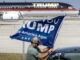 Un partidario del expresidente Trump sostiene una bandera frente al avión de Trump estacionado en el aeropuerto de West Palm Beach, Florida, EE.UU., el 29 de febrero de 2024. EFE/EPA/CRISTÓBAL HERRERA-ULASHKEVICH