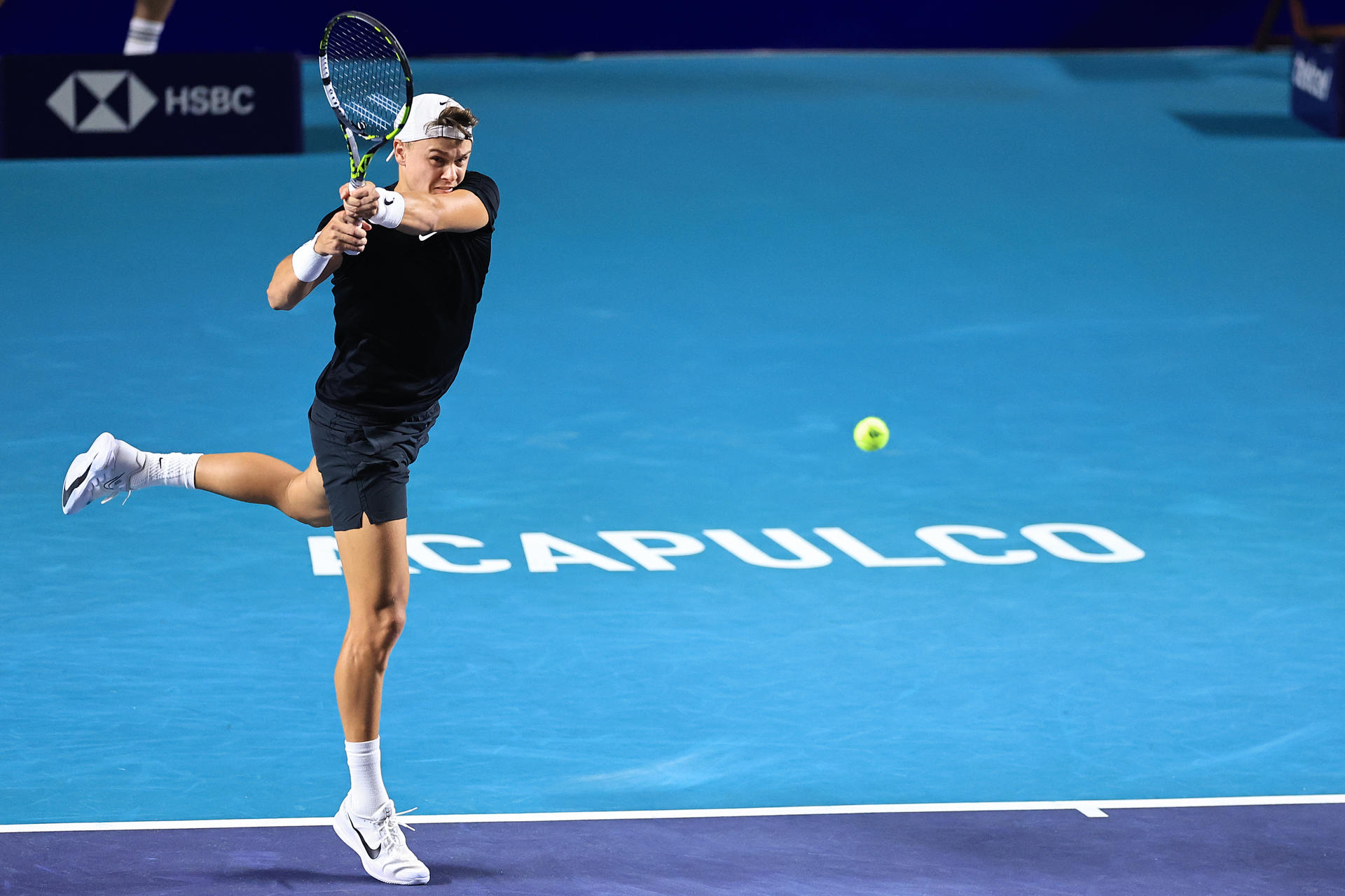 El tenista danes Holger Rune devuelve una pelota al estadounidense Aleksandar Kovacevic durante el tercer día de los juegos de singles, en el Abierto Mexicano de Tenis, en Acapulco estado de Guerrero (México). EFE/David Guzmán
