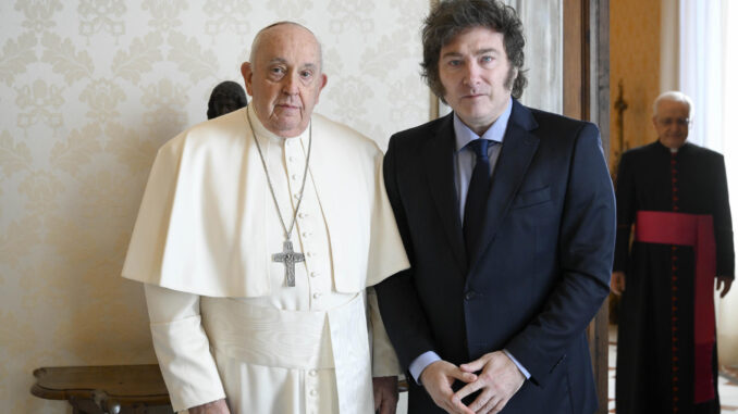 El papa Francisco y el presidente argentino, Javier Milei durante su encuentro privado este lunes en el Vaticano. EFE/Simone Risoluti/Servicio Fotográfico Vaticano / SOLO USO EDITORIAL
