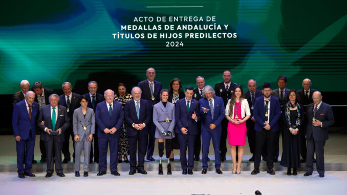 El presidente andaluz, Juanma Moreno (c), y el presidente del Parlamento andaluz, Jesús Aguirre(4i), en foto de familia con los galardonados con las Medallas de Andalucía y las distinciones de Hijo Predilecto de Andalucía. EFE/José Manuel Vidal
