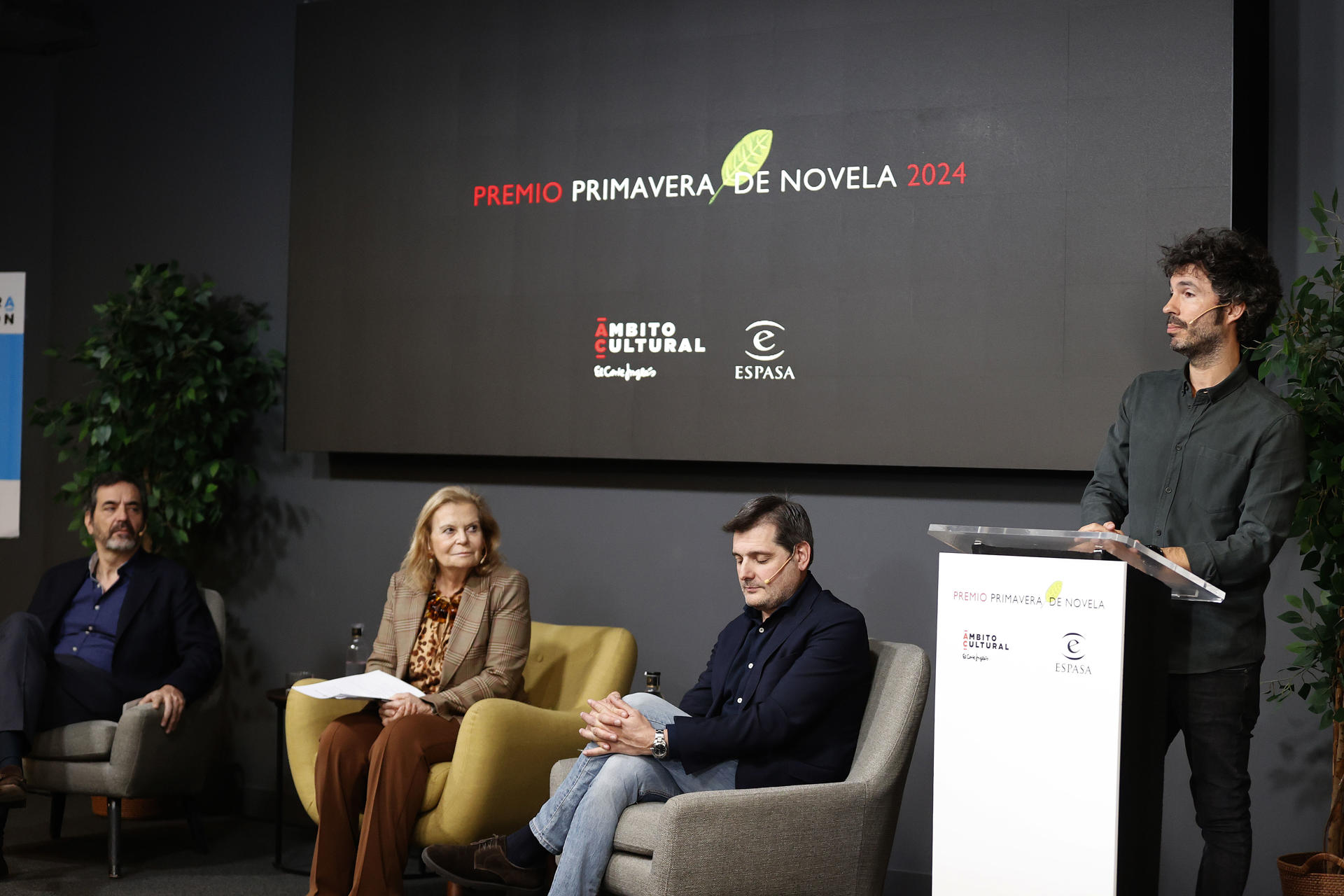 El escritor Luis García-Rey (d), ante la presidenta del jurado, Carme Riera, durante la rueda de prensa en la que se ha anunciado que es el ganador del Premio Primavera de novela con su obra 'Loor', este viernes en Madrid. EFE/ J P Gandul
