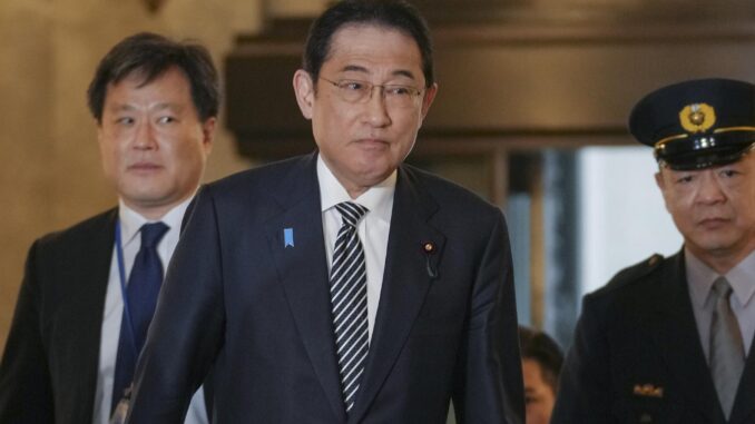El primer ministro nipón, Fumio Kishida, este jueves en el Parlamento. EFE/EPA/KIMIMASA MAYAMA
