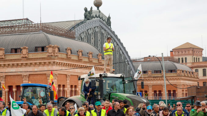 Protesta de agricultores este miércoles ante el Ministerio de Agricultura junto a la estación de Atocha en Madrid. EFE/ Mariscal
