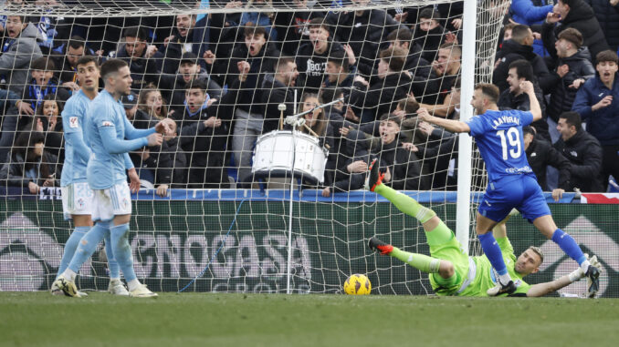 El delantero del Getafe Borja Mayoral (d) celebra su gol ante el Celta durante el partido correspondiente a la jornada 24 de Liga EA Sports. EFE/Zipi
