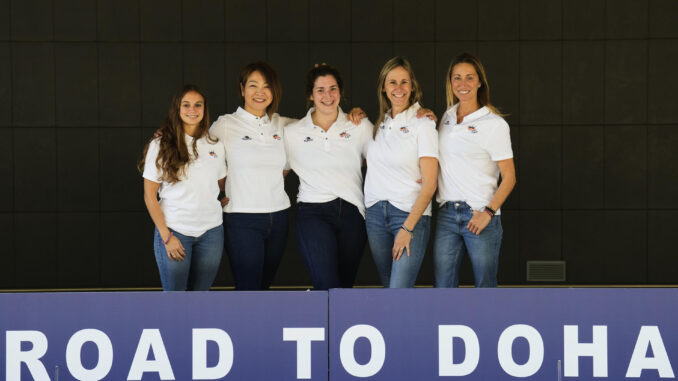 La seleccionadora española de natación artística, Mayuko Fujiki, (2i), junto a las integrantes del cuerpo técnico Judit Requena (i), Cecilia Jimenez (c), Anna Vega (2d) y Gemma Mengual, posan durante la presentación el pasado día 24 del grupo que acudirá al Campeonato del Mundo que se disputará del 2 al 18 de febrero en Doha (Catar). EFE/Alejandro García
