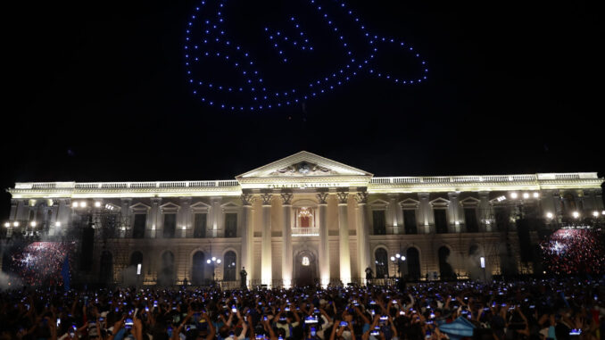 Vista general del Palacio Nacional con simpatizantes que acuden para escuchar al actual presidente y ganador de la reelección, Nayib Bukele, quien habla junto a su esposa Gabriela Rodríguez de Bukele, en San Salvador (El Salvador), el 4 de febrero de 2024. EFE/Rodrigo Sura
