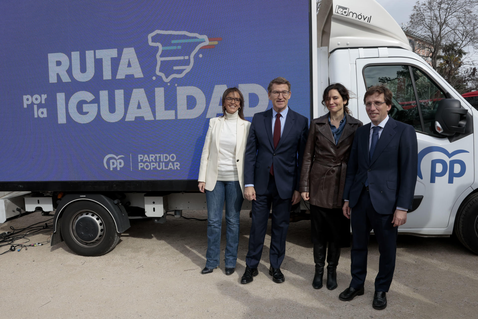 El líder del Partido Popular (PP), Alberto Núñez Feijóo (2i), acompañado por la presidenta de la comunidad de Madrid, Isabel Díaz Ayuso (2d) el alcalde de Madrid, José Luis Martínez Almeida (d), y la vicesecretaria de Política Social del PP, Carmen Fúnez, presenta la Ruta por la Igualdad de los españoles, este jueves en los Jardines de la Transición Española en Madrid. EFE/ Zipi
