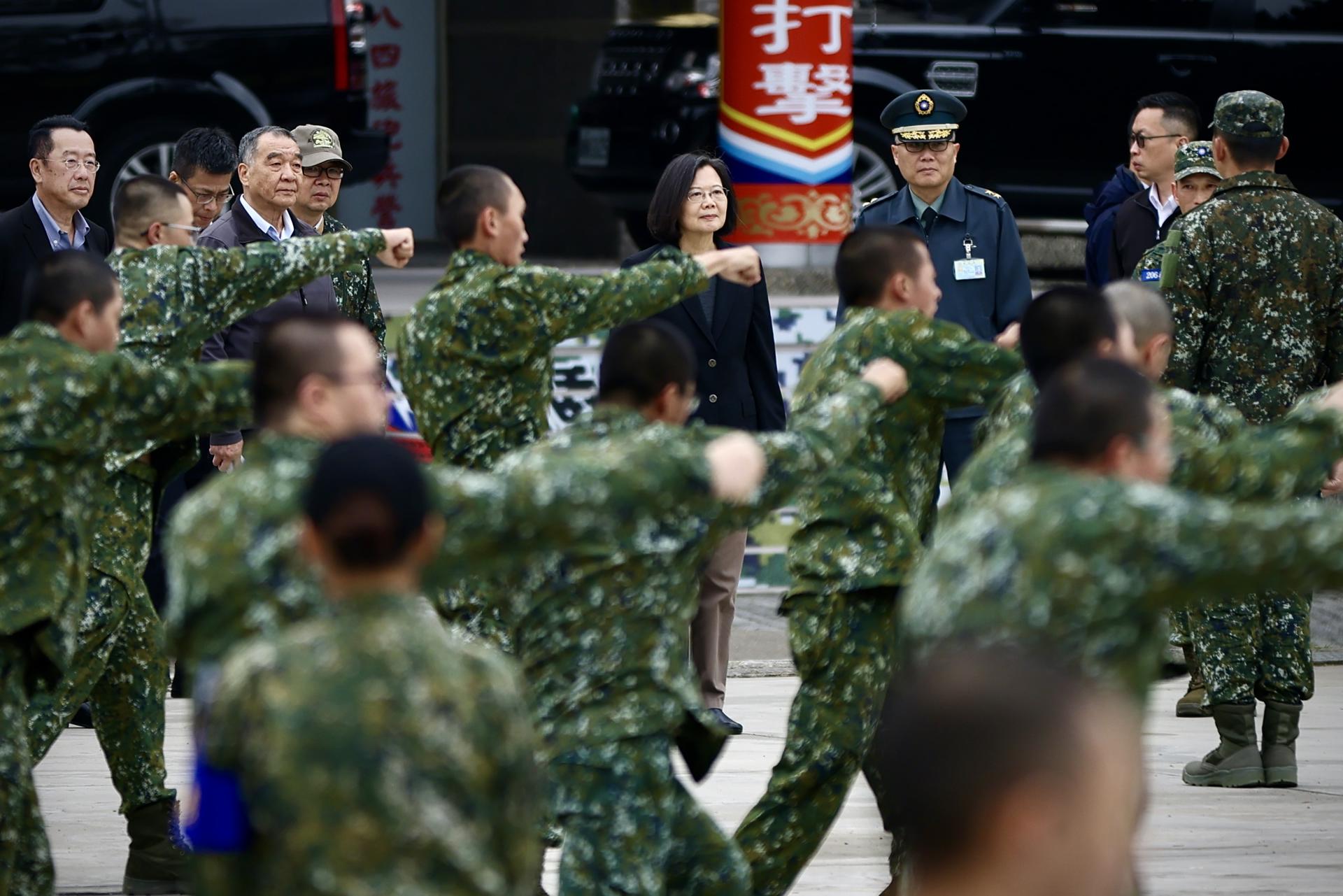 La presidenta taiwanesa, Tsai Ing-wen (C), observa a militares que realizan una sesión de entrenamiento durante su visita a una base militar en Hsinchu, Taiwána. EFE/EPA/RITCHIE B. TONGO
