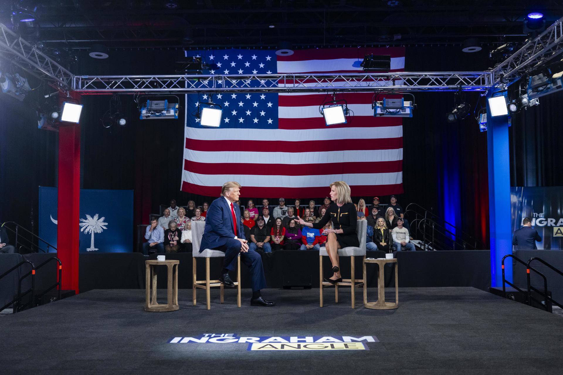 El ex presidente estadounidense y actual candidato presidencial republicano Donald Trump habla con la presentadora de Fox News, Laura Ingraham, este 20 de febrero de 2024.  EFE/EPA/Jim Lo Scalzo
