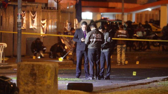 Peritos forenses trabajan en la zona donde fue asesinado el candidato a la Presidencia de Ecuador Fernando Villavicencio, en Quito (Ecuador), en una fotografía de archivo. EFE/ José Jácome
