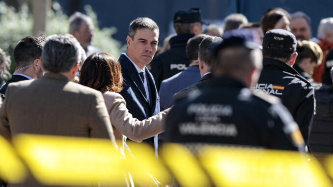 El presidente del Gobierno, Pedro Sánchez (centro), a su llegada este viernes al edificio afectado por un incendio ayer jueves en Valéncia, en el que de momento se contabilizan cuatro víctimas mortales, a falta de poder acceder al interior de la estructura, mientras que las personas no localizadas se sitúan en estos momentos en 14, aunque esta cifra puede ir variando conforme prosigan las investigaciones. EFE/Biel Aliño
