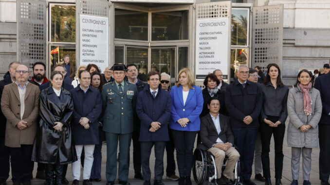 El alcalde de Madrid, José Luis Martínez-Almeida (c), acompañado por concejales y miembros de la Guardia Civil, guardan un minuto de silencio en memoria de los dos agentes de la Guardia Civil caídos en acto de servicio en Barbate en labores de lucha contra el narcotráfico, este lunes ante el Consistorio de la capital. EFE/ Zipi
