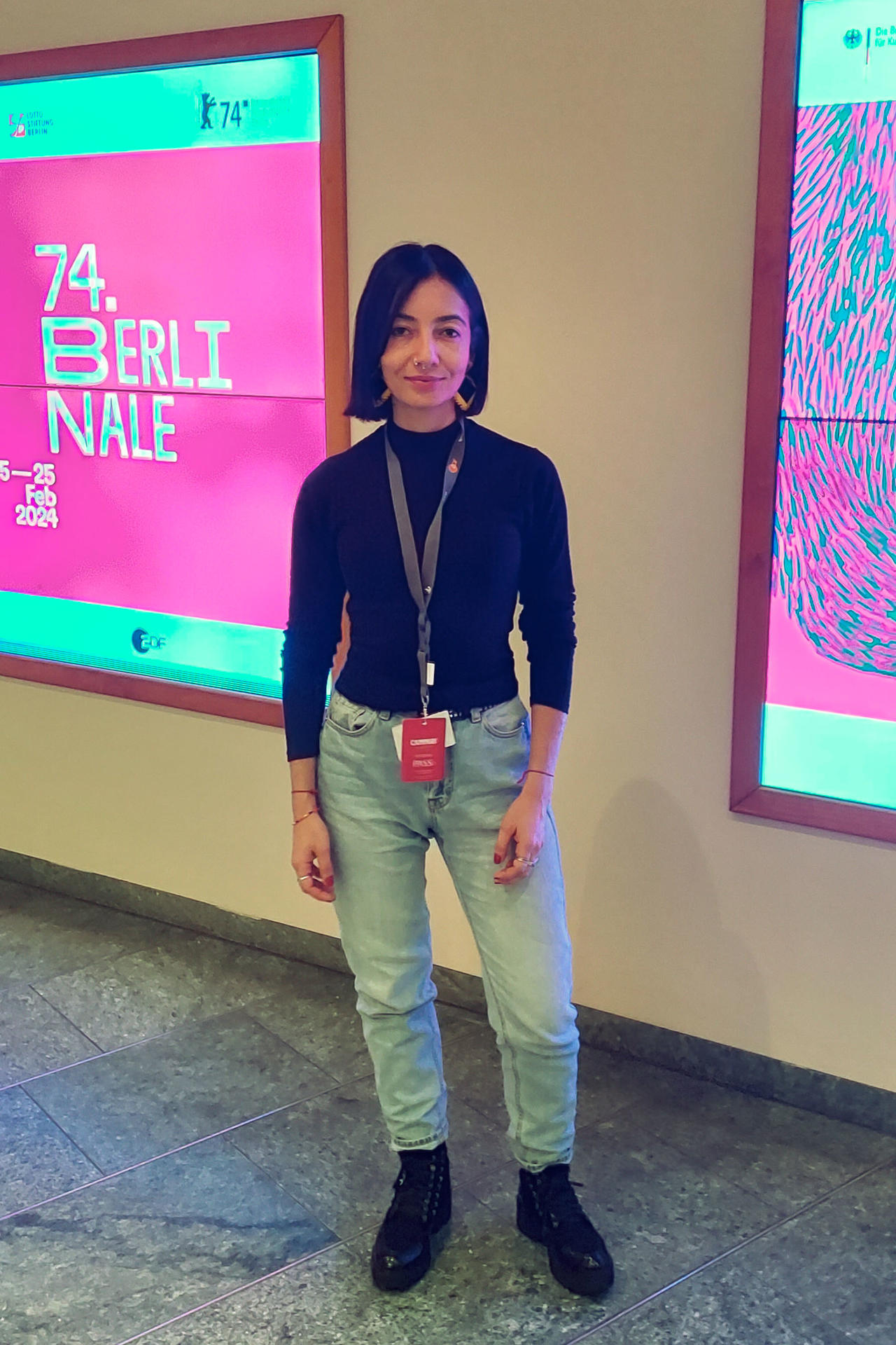 La cineasta colombiana Yennifer Uribe posa durante una entrevista con EFE este miércoles en la Berlinale en Berlín, Alemania, con motivo del debut de su filme "La piel en primavera", en el que acompaña a su protagonista, Sandra, en su despertar erótico que le permite dejar atrás el lugar en el que la sociedad la tiene encasillada tras años de dedicación a su hijo como madre soltera. EFE/ Elena Garuz
