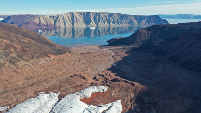 Desde arriba de Sydgletscher mirando hacia el fiordo Bowdoin, en Qaanaaq, noroeste de Groenlandia, Fotografía facilitada por de Mark Smith. EFE
