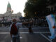 Un manifestante ondea una bandera de Argentina frente a policías antidisturbios formados durante una protesta contra el proyecto de la 'Ley Ómnibus' a las afueras del Congreso argentino ayer, en Buenos Aires (Argentina). EFE/ Juan Ignacio Roncoroni