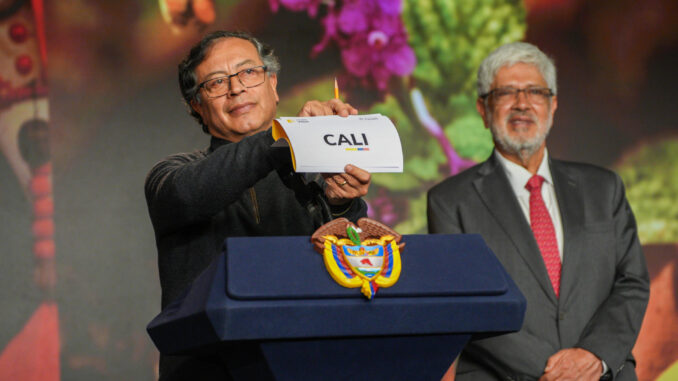 Fotografía cedida este martes, 20 de febrero, por la Presidencia de Colombia en la que se registró al mandatario Gustavo Petro mientras sostiene un cartel con el nombre Cali, ciudad escogida par ser la sede de la Conferencia de la Organización de Naciones Unidas sobre Biodiversidad (COP16), durante una rueda de prensa, en Bogotá (Colombia). EFE/Presidencia De Colombia
