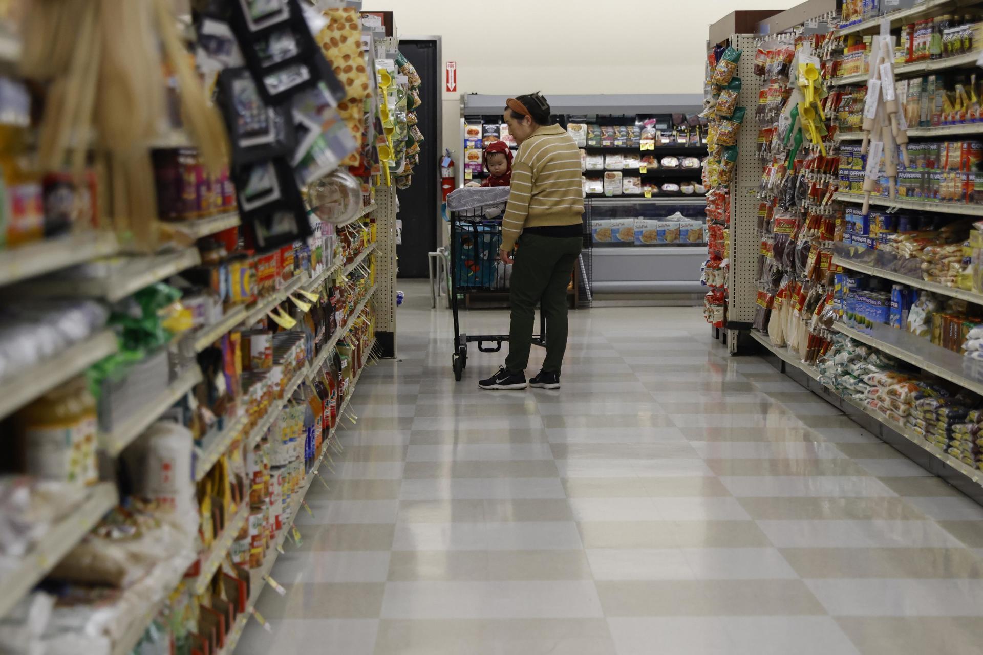 Una persona camina por un pasillo de un supermercado de Albertsons, en Alhambra, California (EE.UU.), este 26 de febrero de 2024. EFE/EPA/Caroline Brehman
