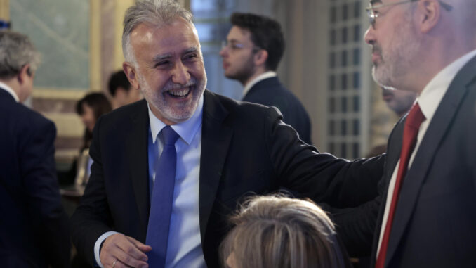 El ministro de Política Territorial y Memoria Democrática, Ángel Víctor Torres (c), saluda al delegado del Gobierno en Madrid, Francisco Martín Aguirre (d), a su llegada al desayuno informativo protagonizado por el ministro de Agricultura, Luis Planas, y organizado por Nueva Economía Fórum, este jueves, en Madrid. EFE/ Zipi
