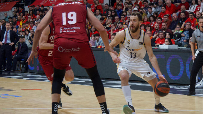 El escolta del Real Madrid Sergio Rodriguez (d) disputa una posesión ante el alero montenegrino del UCAM Murcia Marko Todorovic en el Palacio de los Deportes de Murcia en foto de archivo de Juan Carlos Caval. EFE
