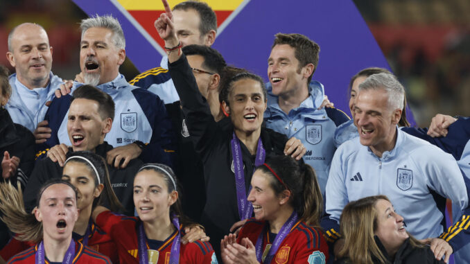 La entrenadora de la selección española, Montse Tomé (c), celebra el triunfo de España ante Francia en la final de la Liga de Naciones Femenina, este miércoles en el Estadio de La Cartuja en Sevilla. EFE/Julio Muñoz
