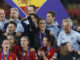 La entrenadora de la selección española, Montse Tomé (c), celebra el triunfo de España ante Francia en la final de la Liga de Naciones Femenina, este miércoles en el Estadio de La Cartuja en Sevilla. EFE/Julio Muñoz