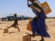 Una mujer y sus hijos llevan bidones de agua en el campamento de desplazados de Ladan, a las afueras de la localidad somalí de Dollow. EFE/EPA/Daniel Irungu