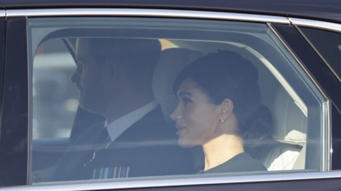 Foto de archivo del príncipe Enrique y su esposa Meghan Markle en una visita a Londres EFE/EPA/TOLGA AKMEN
